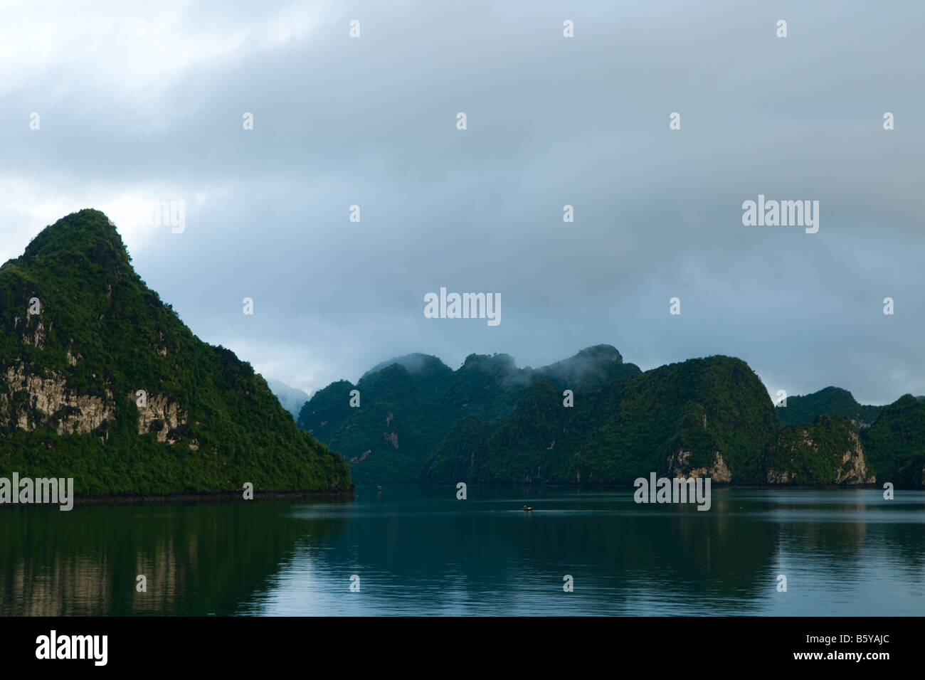 Nebligen Morgen in Halong Bucht, Vietnam Stockfoto