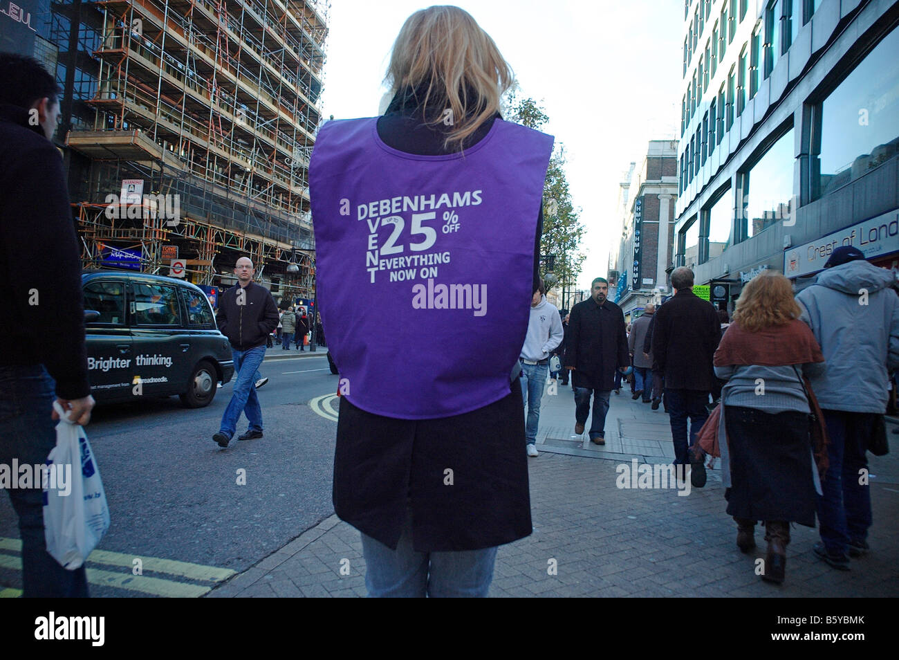 Angestellter von Debenhams tragen eine Wappenrock Werbung der Geschäfte Rabatt Tag Samstag, 22. November 2008. Stockfoto