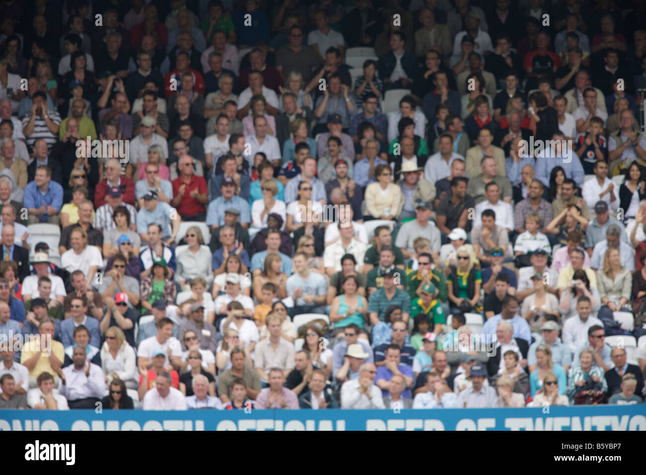 Publikum fans Spectaters aus Fokus Sport Cricket weichen Hintergrund Hintergrund unscharf Stockfoto