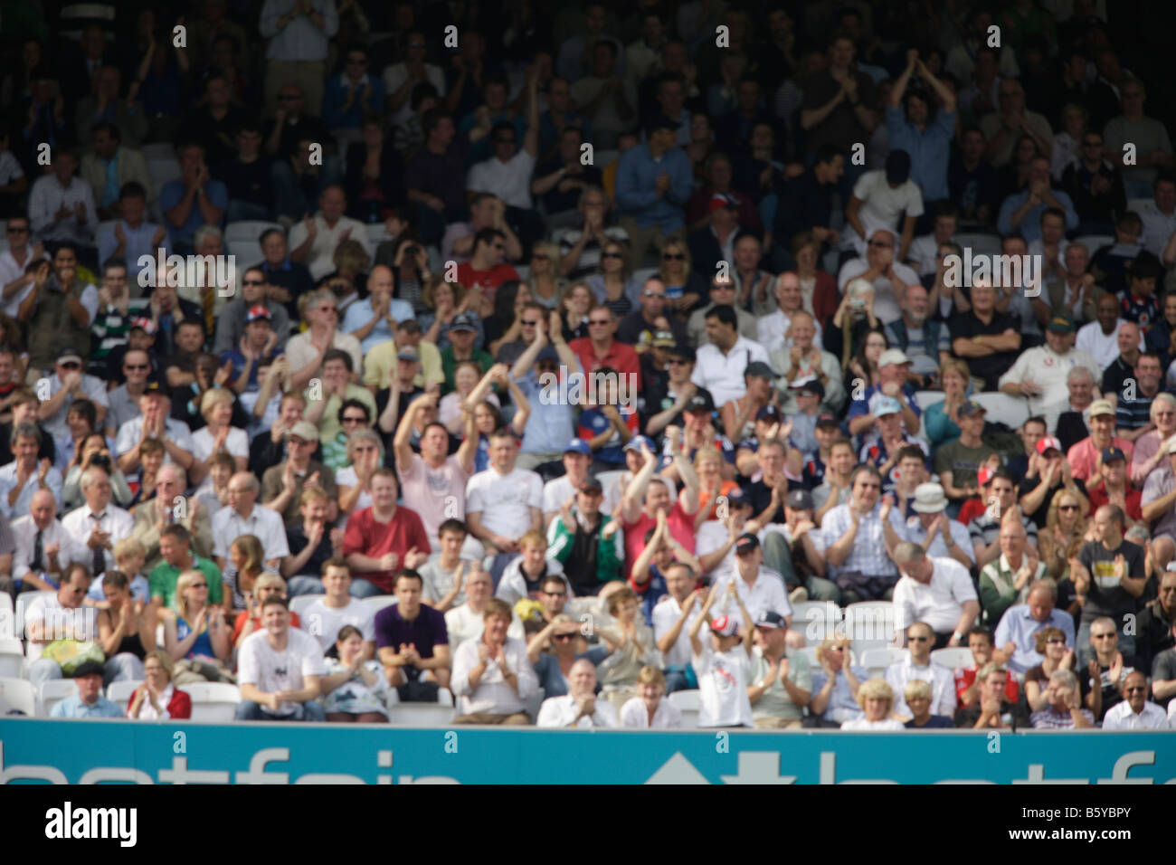 Publikum fans Spectaters aus Fokus Sport Cricket weichen Hintergrund Hintergrund unscharf Stockfoto
