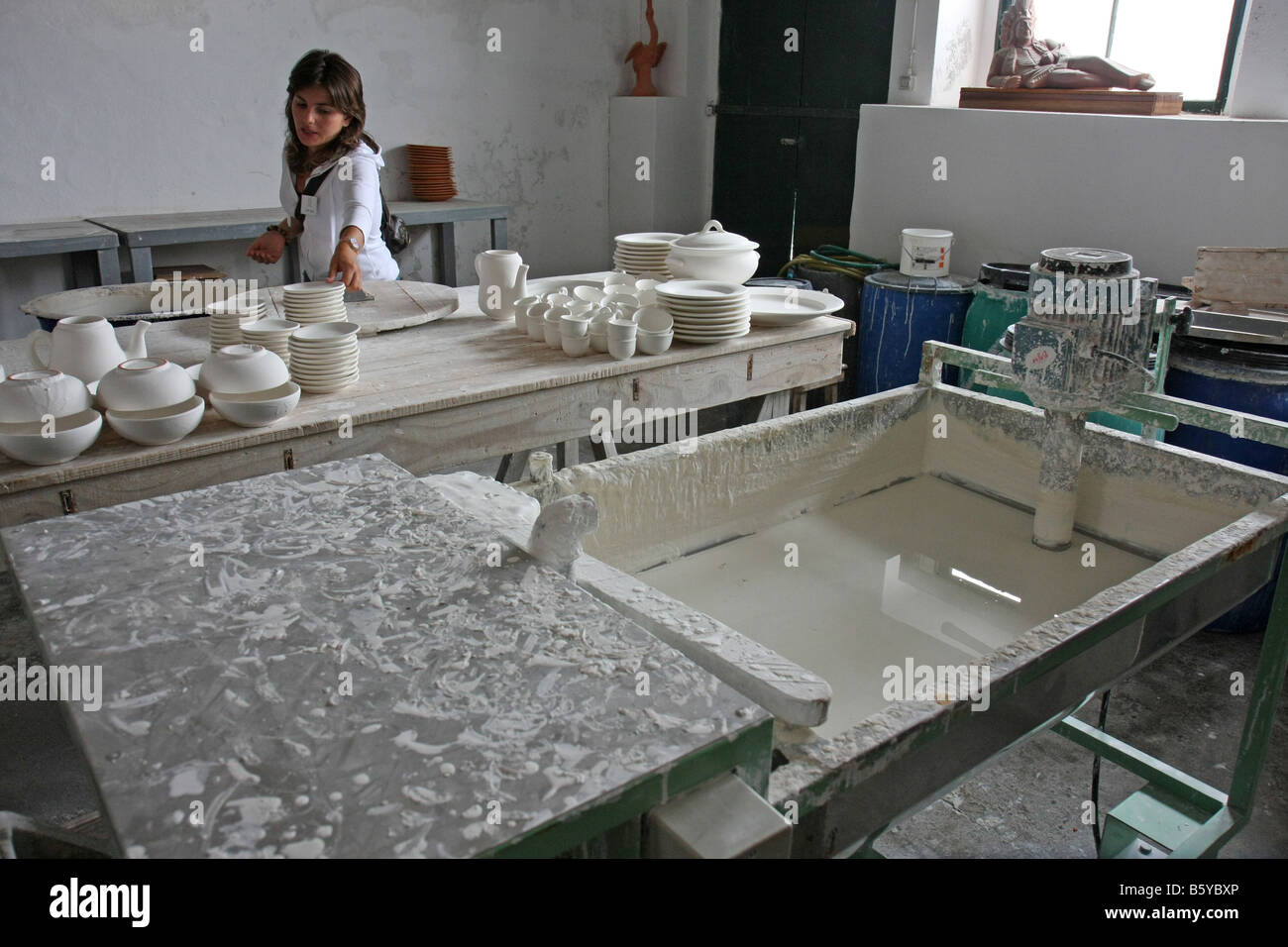 Führer in der weißen Farbe tauchen Zimmer bei Ceramica Vieira Keramik, Lagoa, Azoren, Portugal Stockfoto