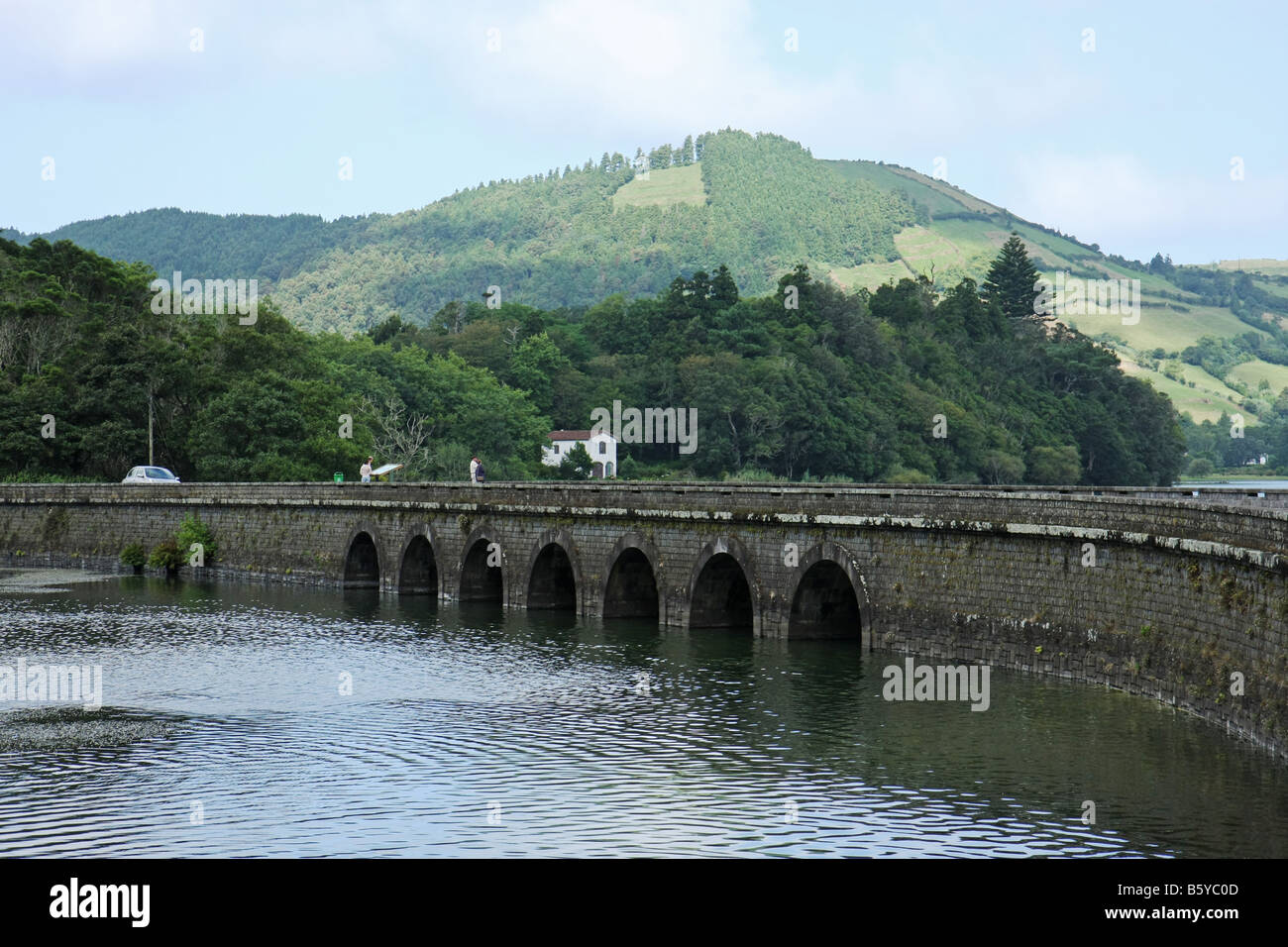 Die Brücke über den Doppelseen in Sete Cidades. Lagoa Verde im Vordergrund. São Miguel, Azoren, Portugal Stockfoto