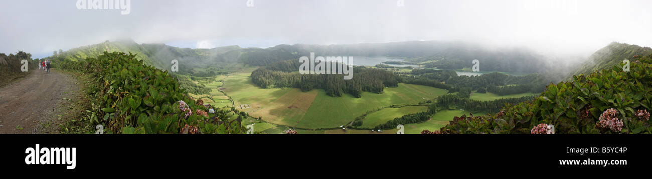 Panoramablick über das Tal der Krater von Sete Cidades mit seinen beiden Seen, São Miguel, Azoren, Portugal Stockfoto