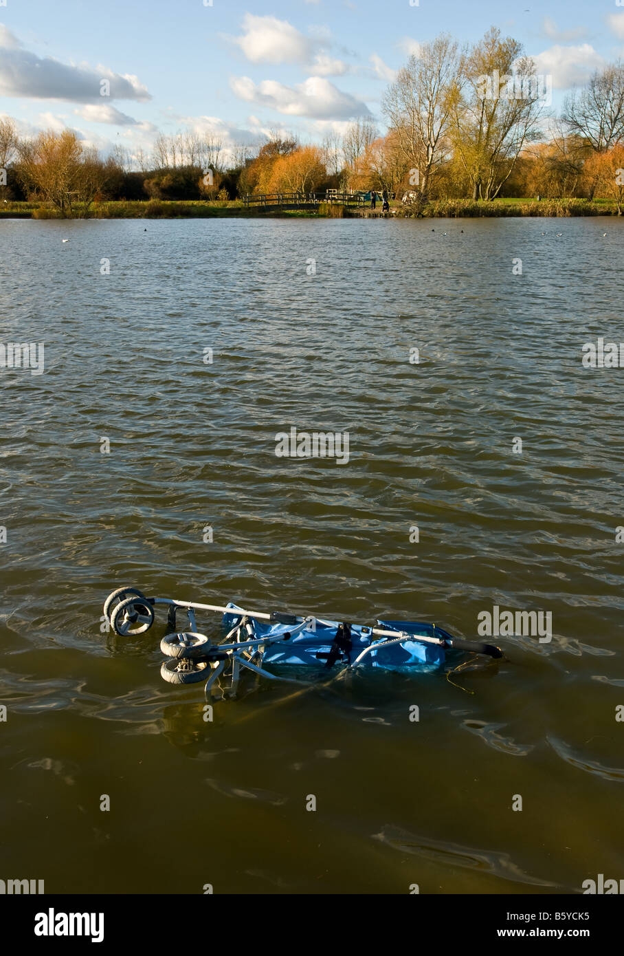 Einen Kinderwagen in Northlands Park See in Basildon, Essex geworfen. Stockfoto