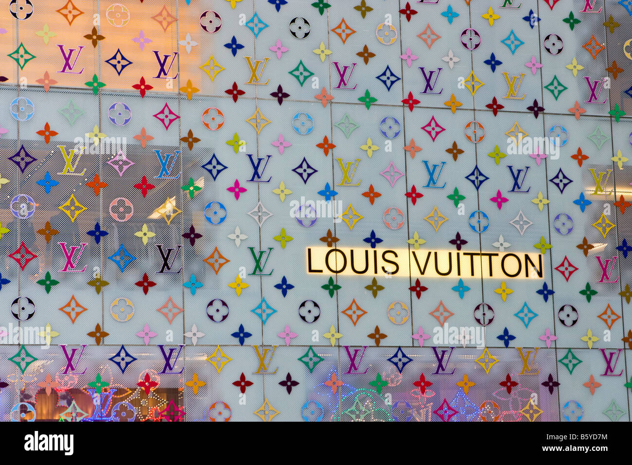 Die Außenseite eines Louis Vuitton-Store wird auf der Fifth Avenue in Manhattan, New York gesehen. Stockfoto