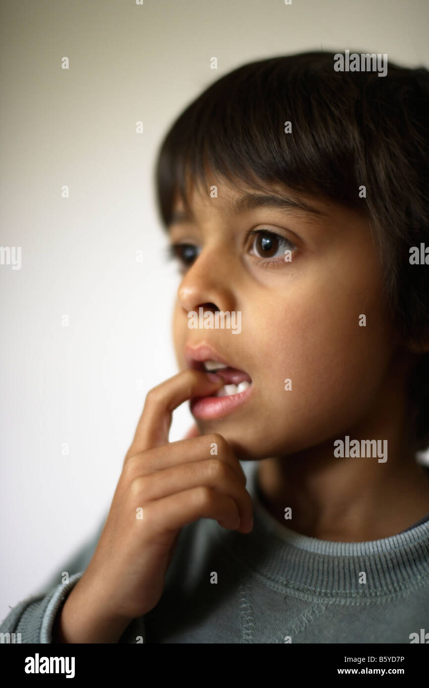 Sechs Jahre alter Junge mit wackeligen Zahn Stockfoto
