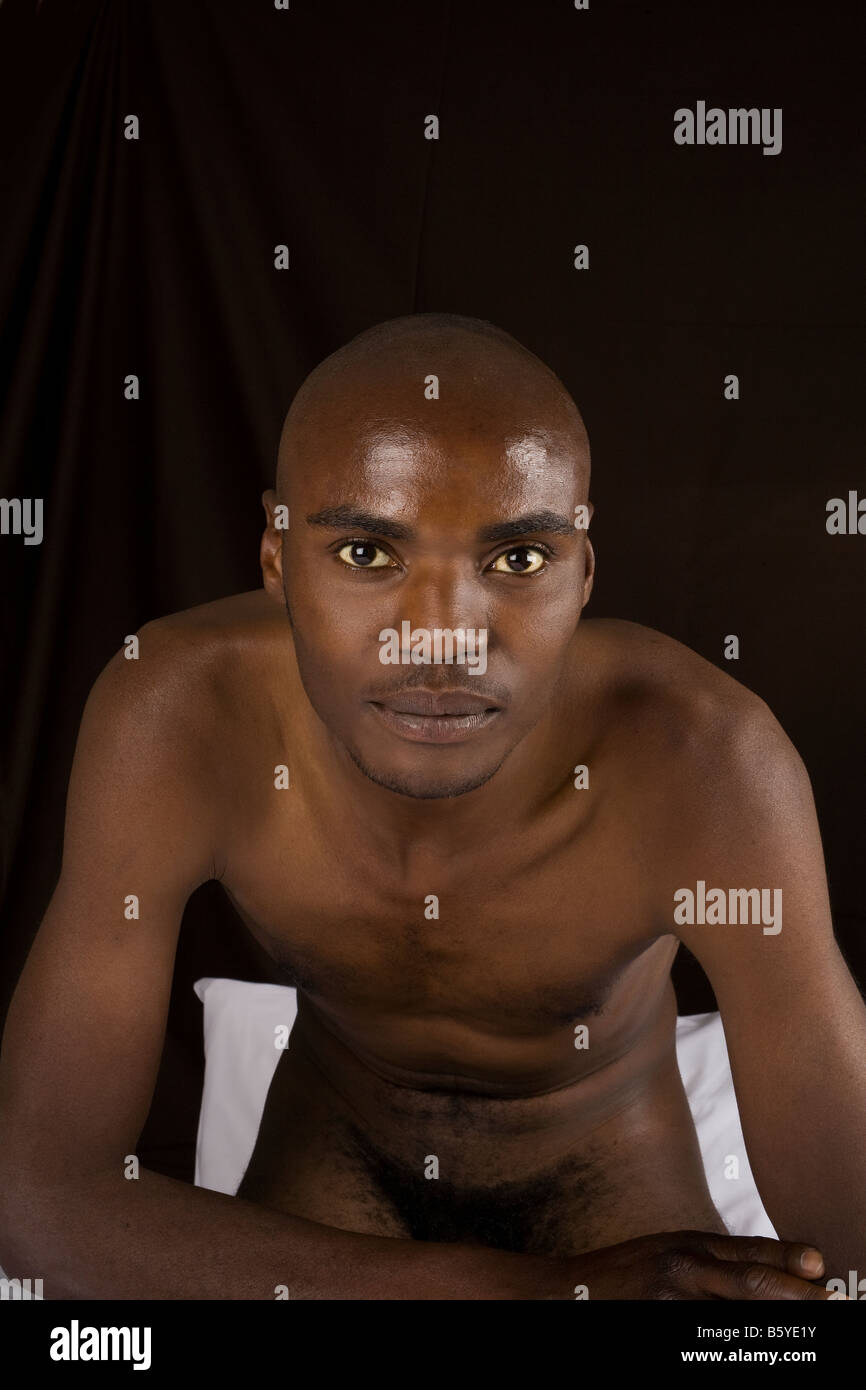 junger schwarzer Mann nackt Stockfotografie - Alamy
