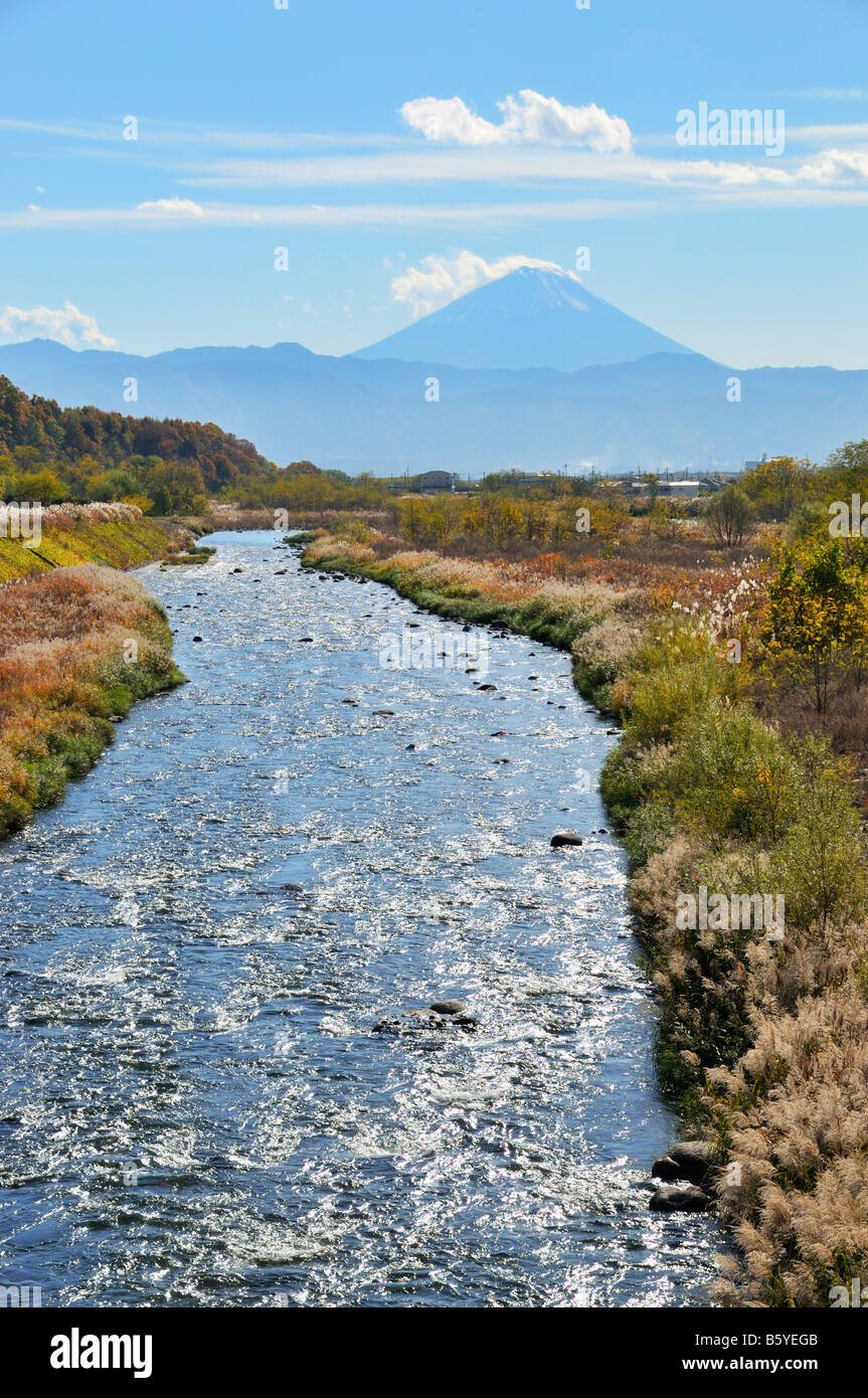 Der Fluss Shio in Richtung Fuji während des farbenfrohen Falls, Nirasaki JP Stockfoto