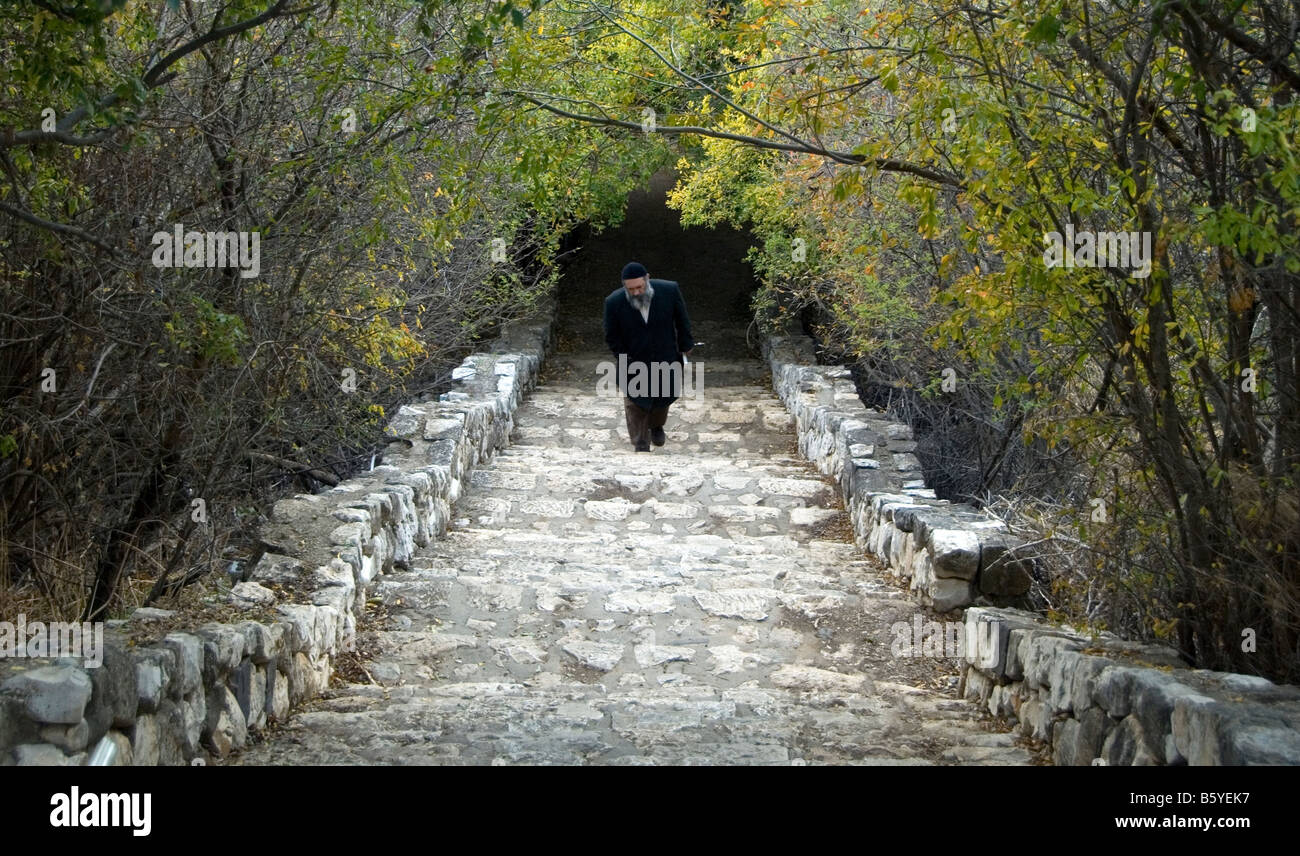 Orthodoxer Jude, Treppensteigen, müde Stockfoto