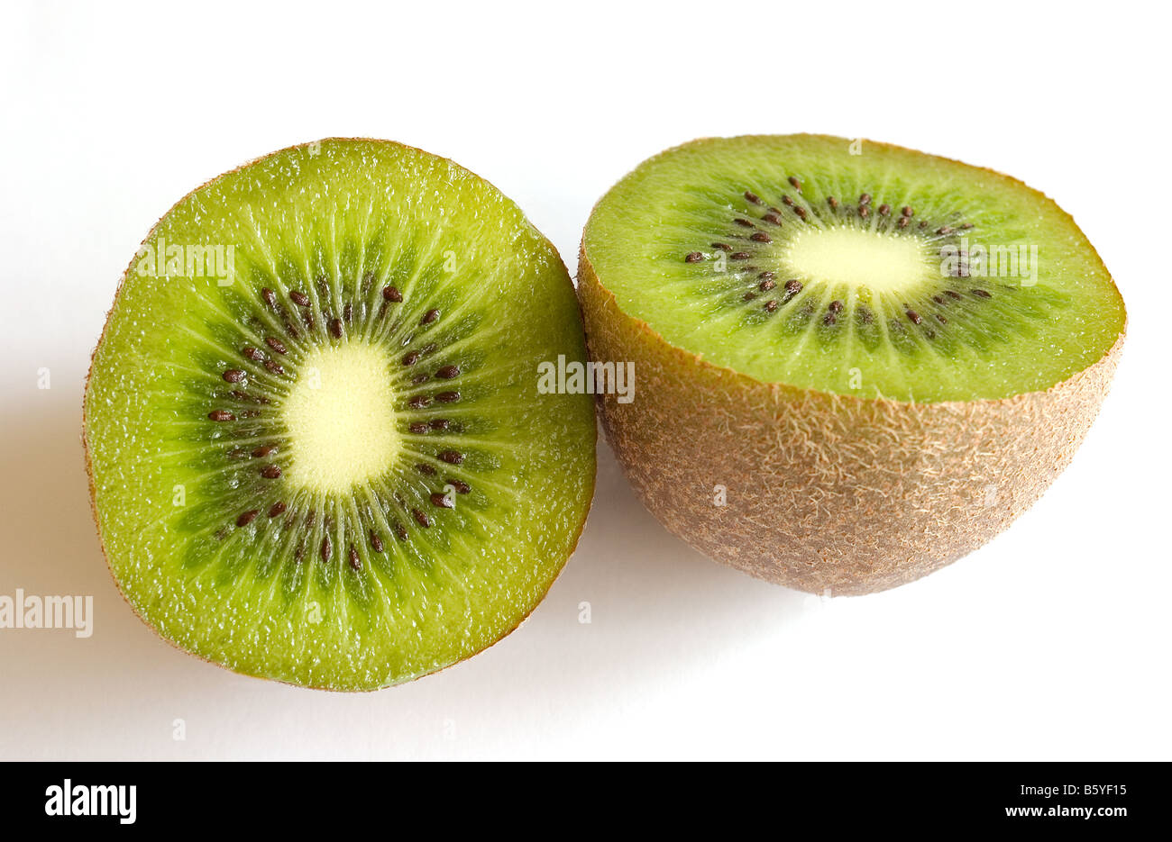 Kiwifrucht in zwei Hälften geschnitten Stockfoto