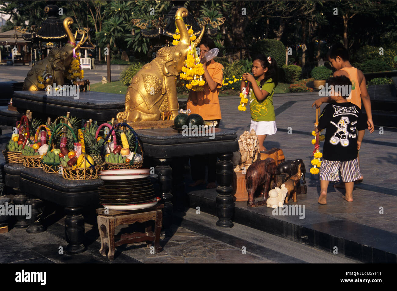 Eine Thai-Familie beten und lassen Obst und Kranz Angebote an der 3-köpfigen Elefanten-Schrein, Erewan Museum, Bangkok, Thailand Stockfoto