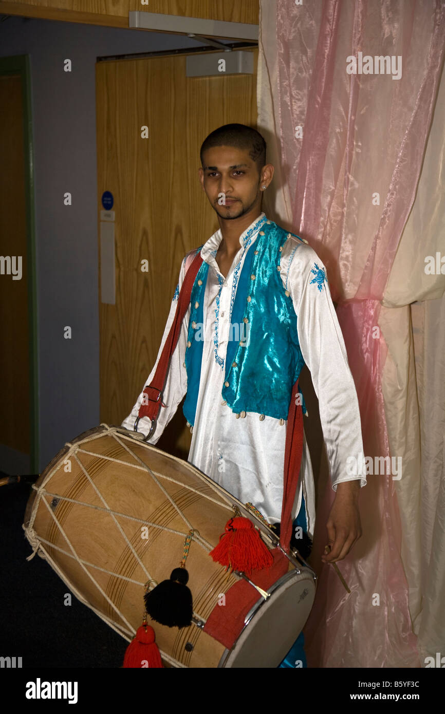 Sikh Drummer bei eine traditionelle indische Hochzeit Stockfoto