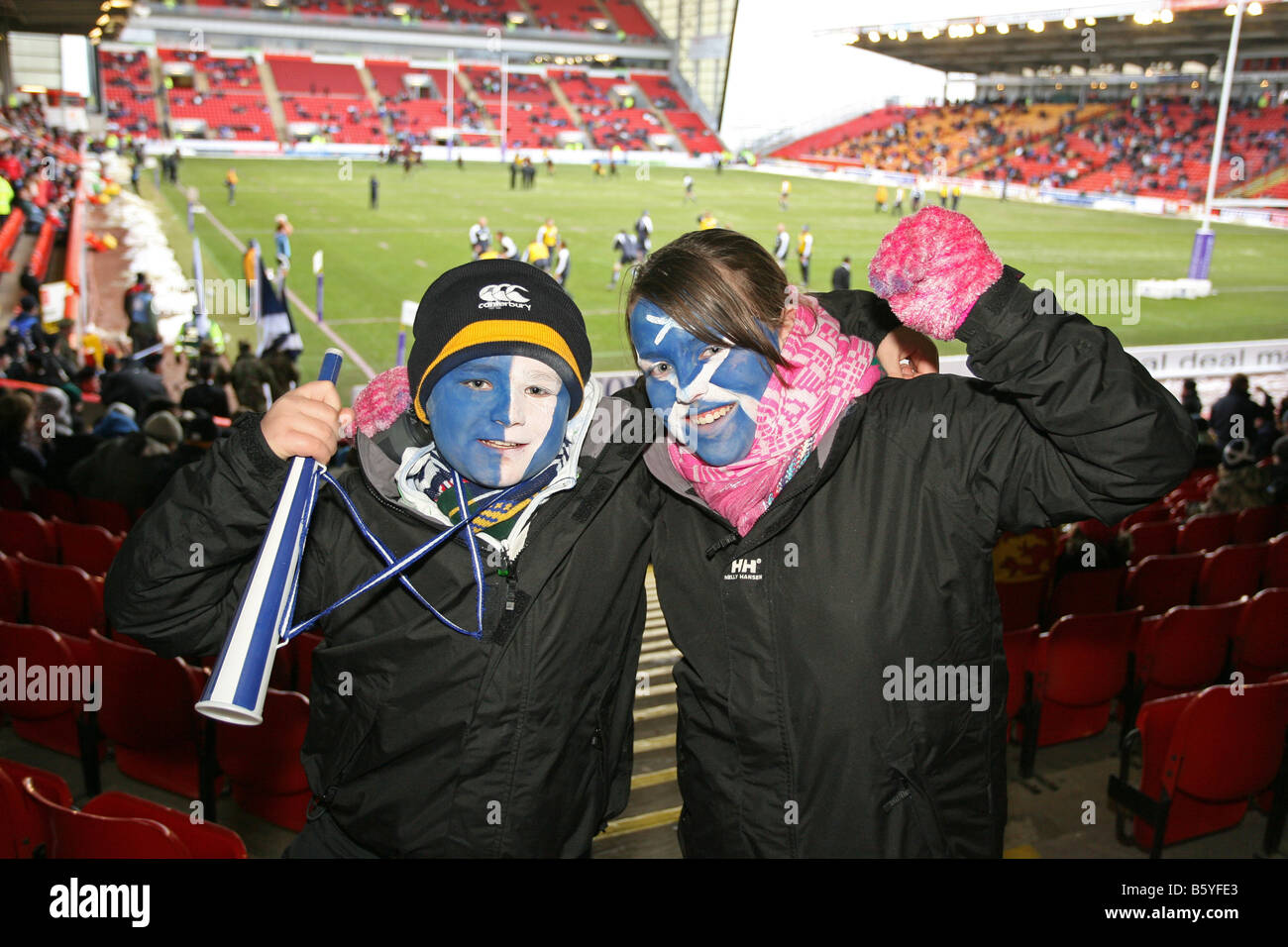 Junge Schottland Fans mit aufgemalten Gesichtern Jubel bei einer Schottland Rugby match bei Pittodrie Stadium, Aberdeen Stockfoto