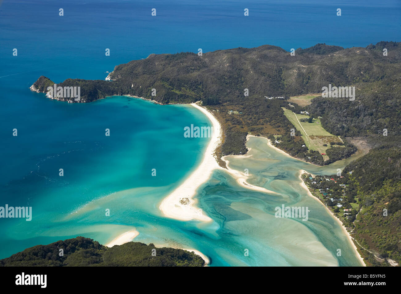 Awaroa Bay Awaroa Bucht und Holiday Homes Abel Tasman Nationalpark Nelson Region Südinsel Neuseeland Antenne Stockfoto