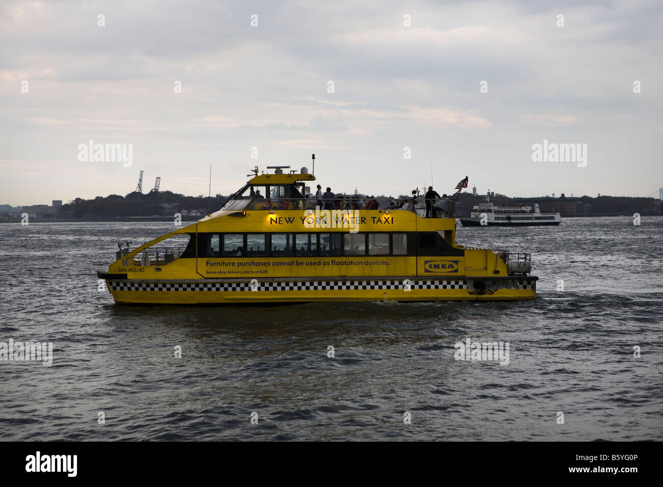 Wasser-Taxi auf dem Hudson River in der Nähe von Battery Park in Manhattan, New York City, USA Stockfoto