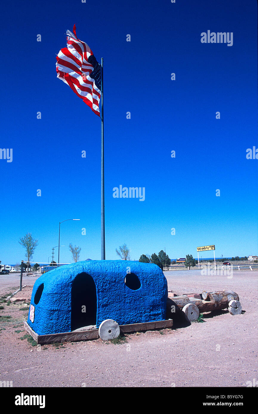 Flintstone Auto & Trailor, Grundgestein, Flintstone Dorf, Valle, Arizona, amerikanische Flagge & Fahnenmast Stockfoto