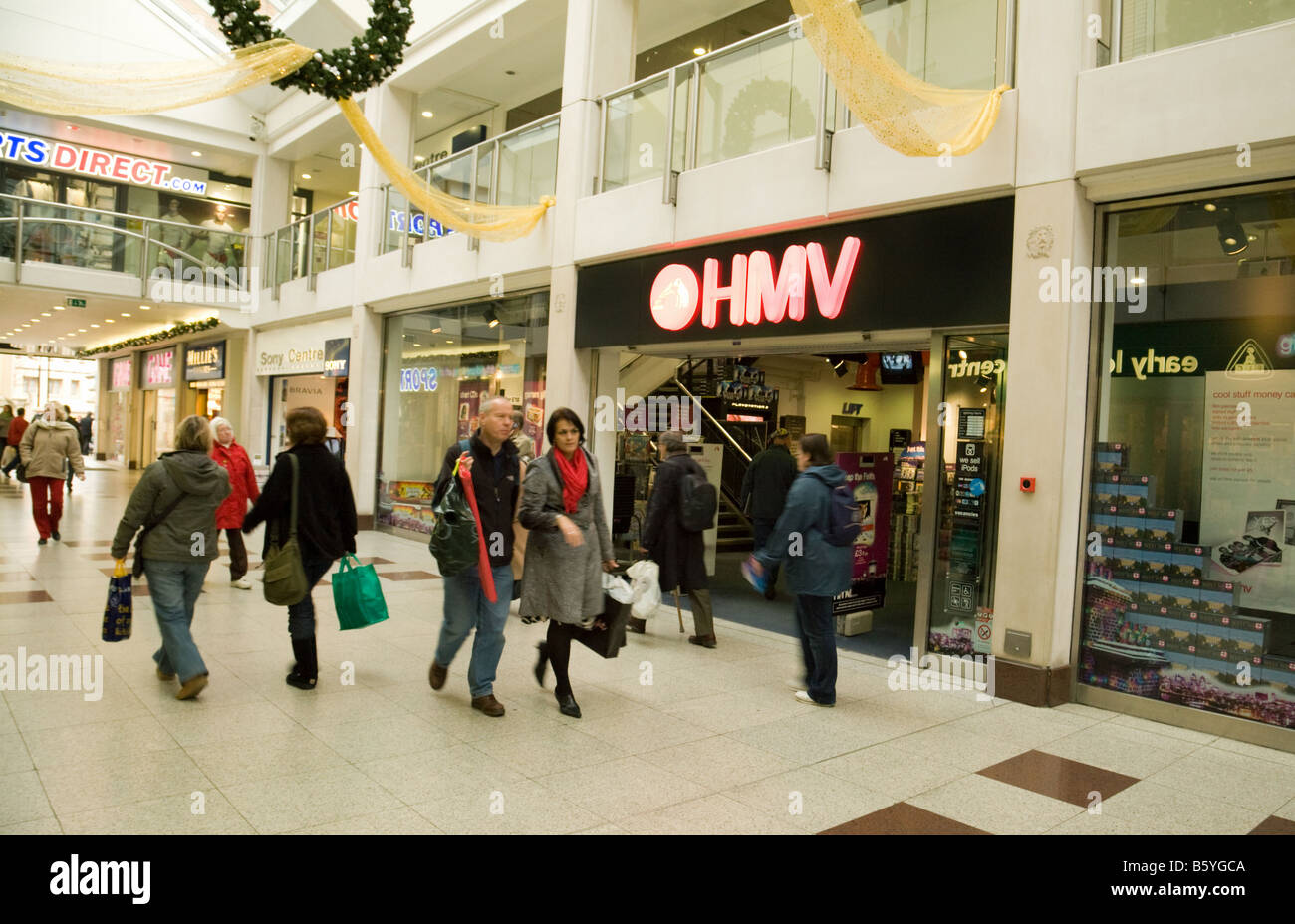 Käufer außerhalb der HMV-Store, "Lion Yard" Cambridge UK Stockfoto