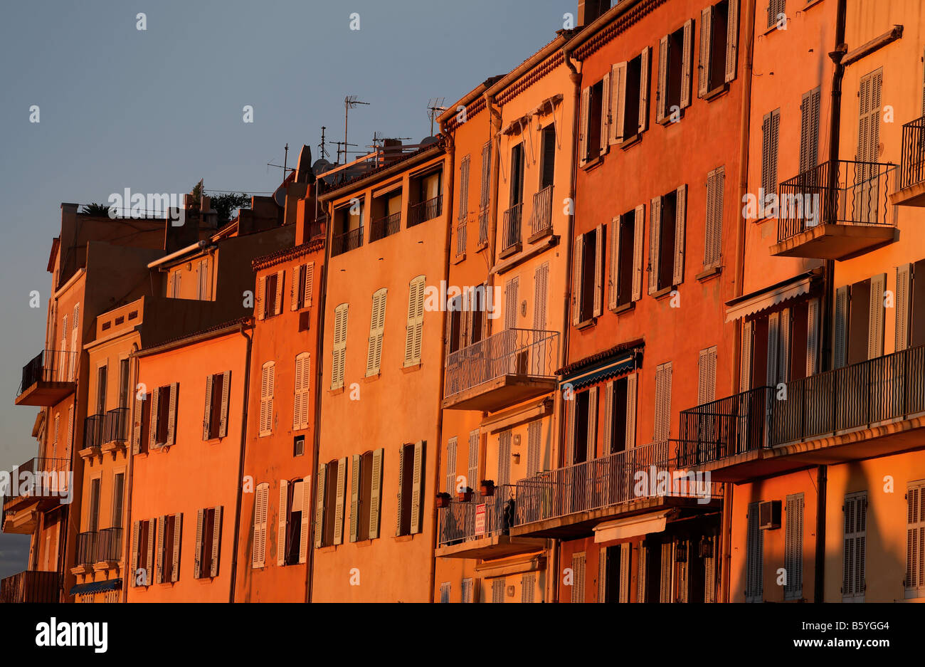 Sonnenuntergang gegen bunte Häuser in St Tropez, Frankreich Stockfoto