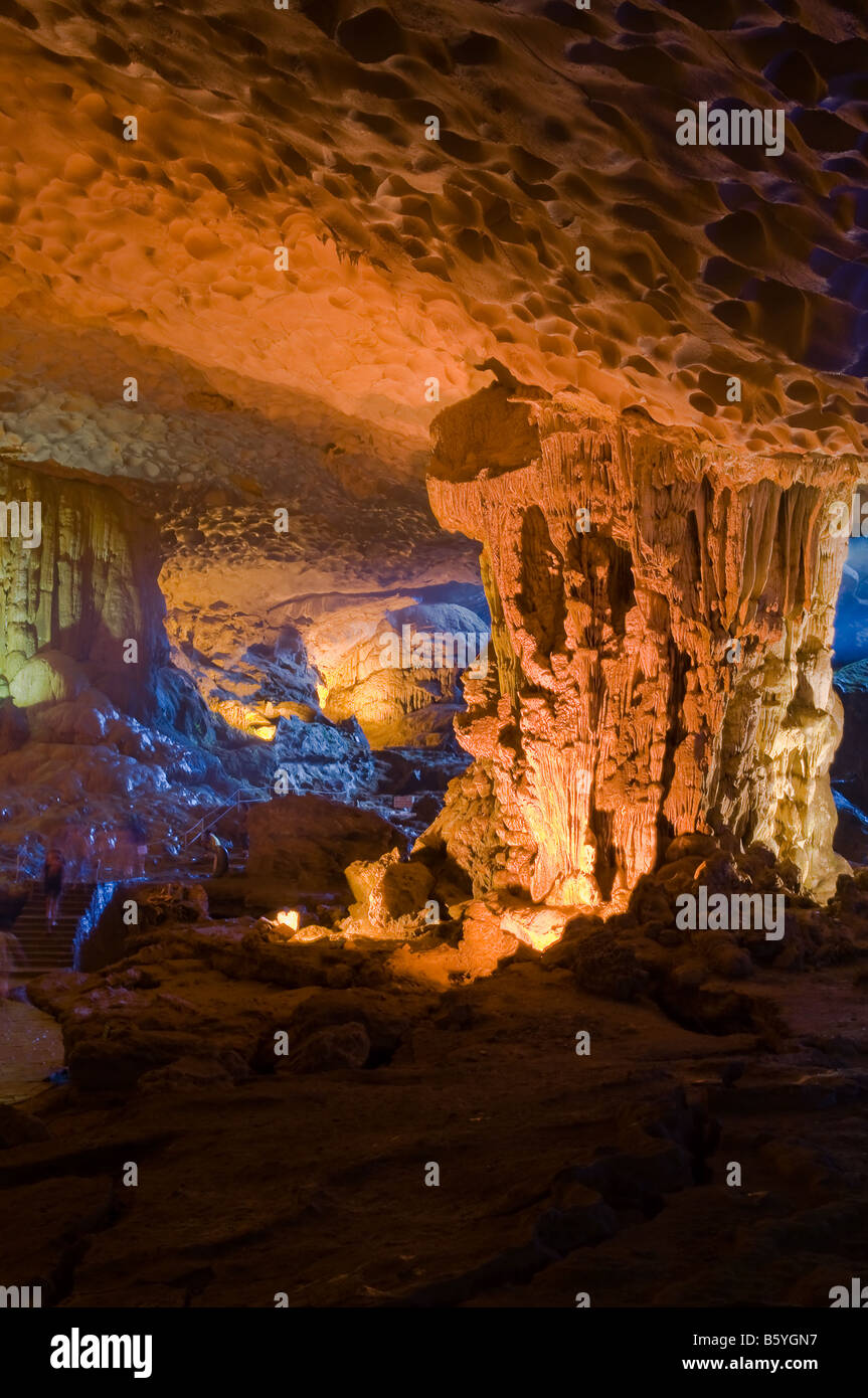Hängen Sie gesungene Sot oder Überraschung Grotte - Bo Hon Island - Halong Bucht, Vietnam Stockfoto