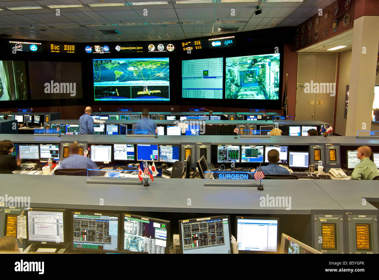 Bodenkontrolleure arbeiten in den neuen Stand der Technik NASA Mission Control Center am Johnson Space Center Stockfoto