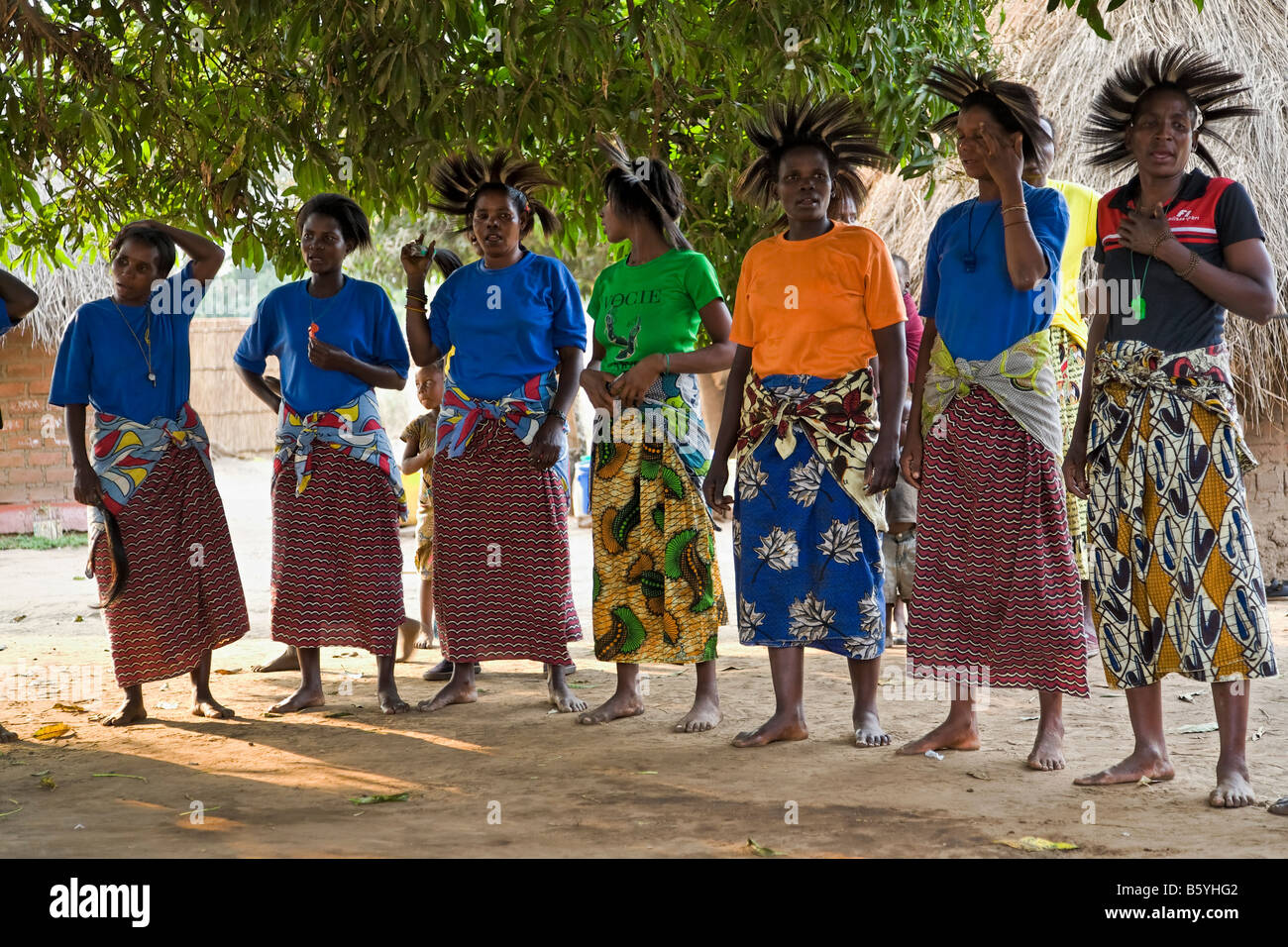 Tänzerinnen im Kawaza Dorf in Sambia Stockfoto