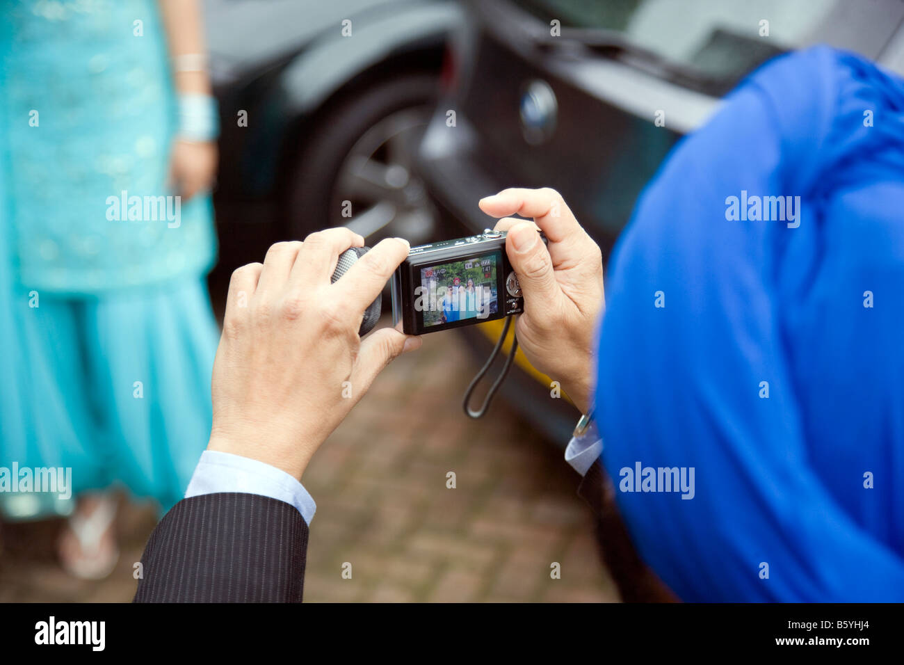 Sikh Mann mit Turban, ein Foto auf seiner Digitalkamera ein Hochzeitstag Stockfoto