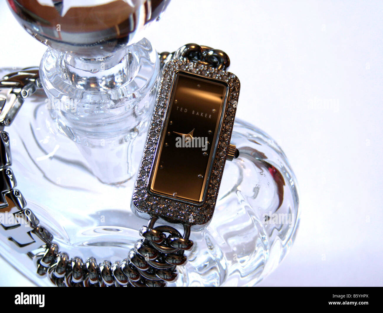 Eine Uhr, die auf einen Kristall-Glas-Parfüm-Flasche angezeigt Stockfoto