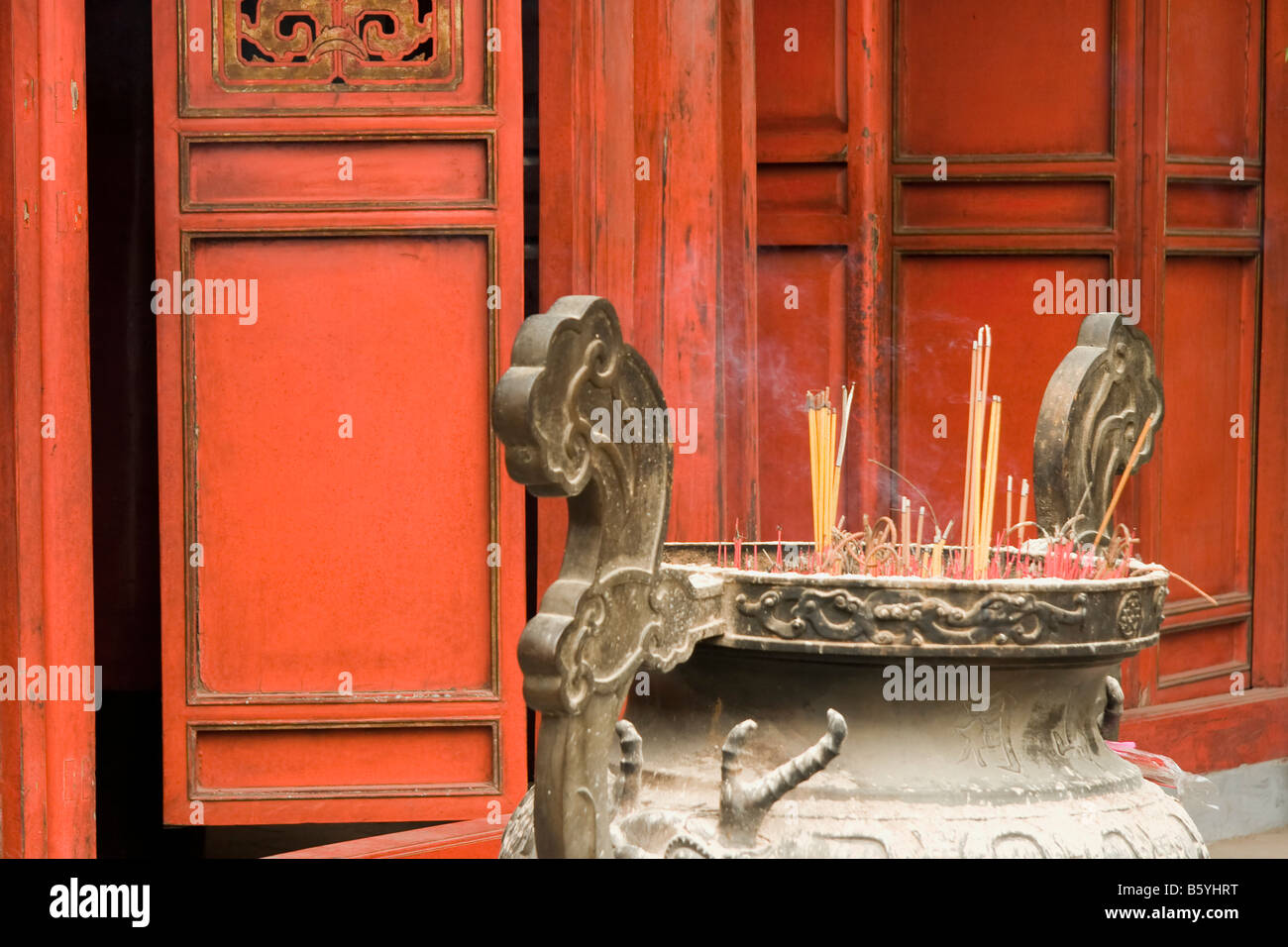 Vietnam schmelzende meditieren Erinnerungen mystische Nacht Makro heißen Rauch Stockfoto