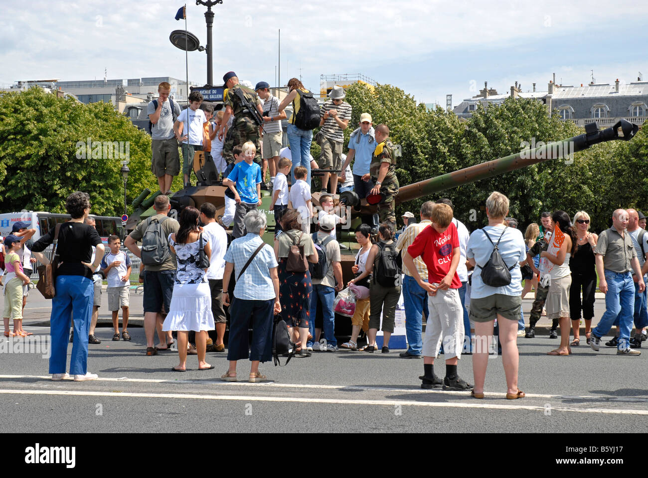 Nachdem die Armee parade 14 Juli Nationalfeiertag nationalen Tag Paris Frankreich Tank und Masse Stockfoto
