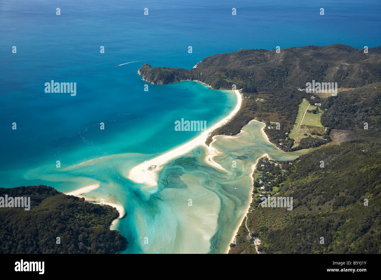 Awaroa Bay Awaroa Bucht und Holiday Homes Abel Tasman Nationalpark Nelson Region Südinsel Neuseeland Antenne Stockfoto