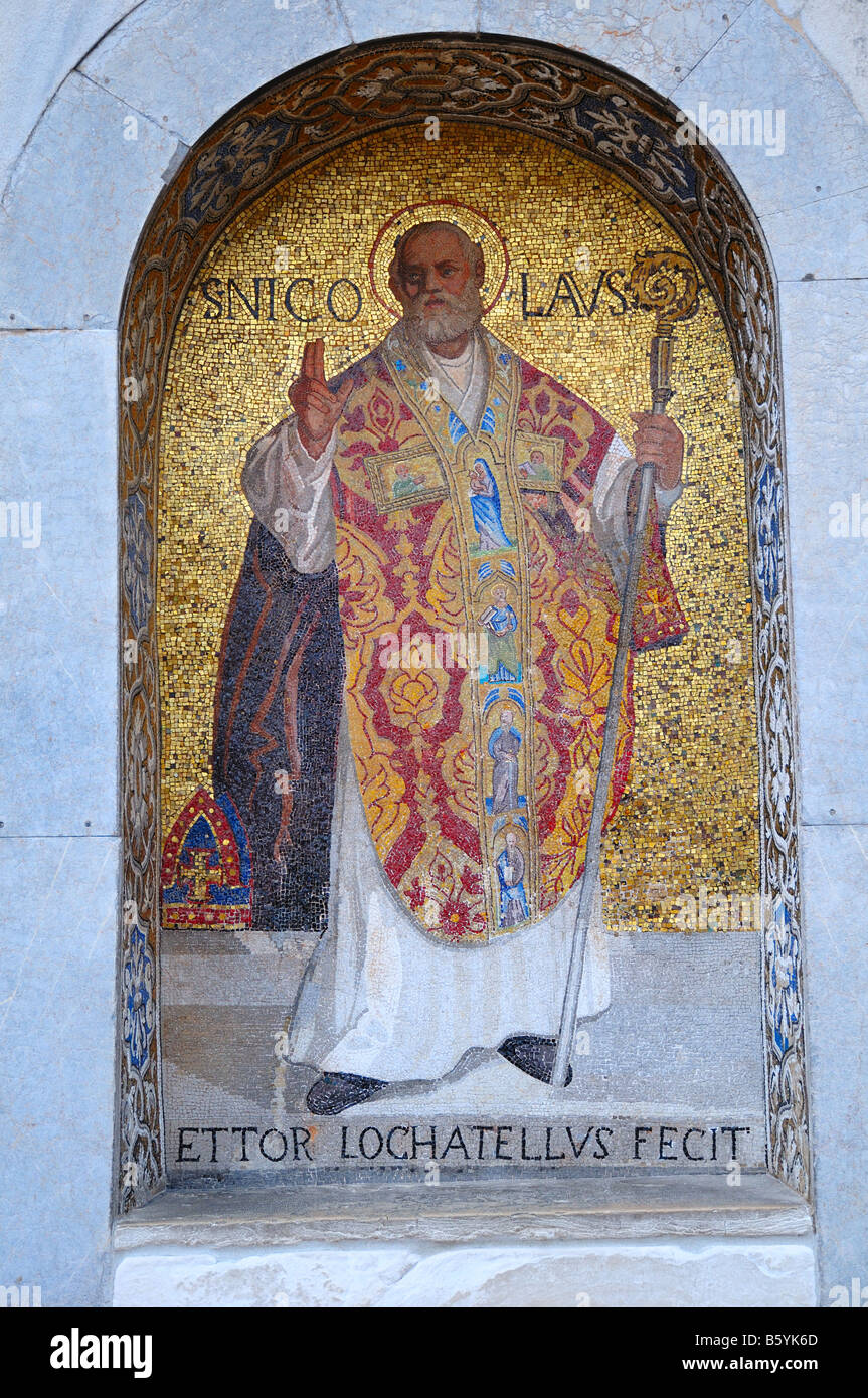 St. Nicolaus Mosaik an der Westfassade der Basilika dei San Marco, Venedig, Italien. Stockfoto