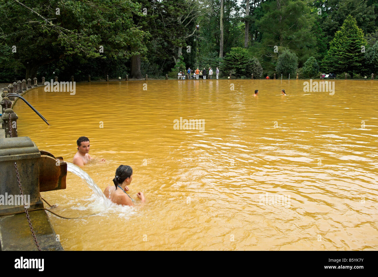 Schwimmer im heißen mineralischen Thermalquellbecken bei Terra Nostra botanischen Garten Furnas Sao Miguel Azoren-Portugal Stockfoto