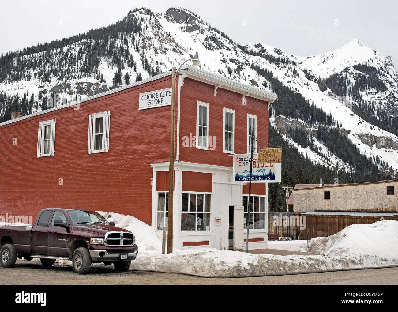 In Cooke City, Montana sieht die helle Farbe des Stadt-Store, ein historisches Wahrzeichen, fröhlich an einem grauen Tag Stockfoto