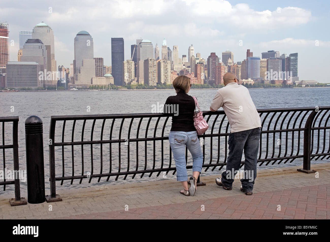 Ein paar genießen den Blick über den Hudson River nach Manhattan vom Finanzviertel New Jersey Stockfoto