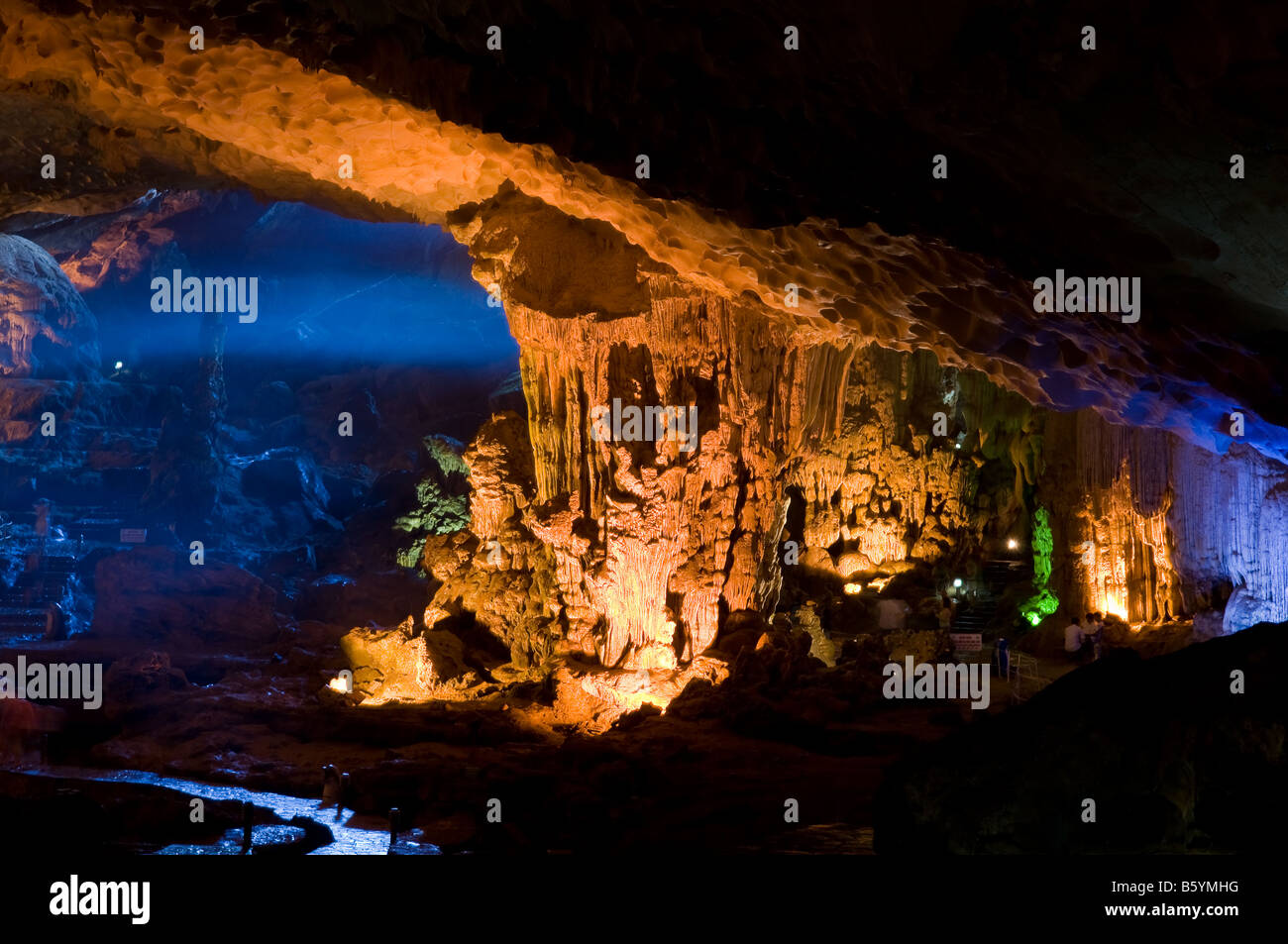 Hängen Sie gesungene Sot oder Überraschung Grotte - Bo Hon Island - Halong Bucht, Vietnam Stockfoto