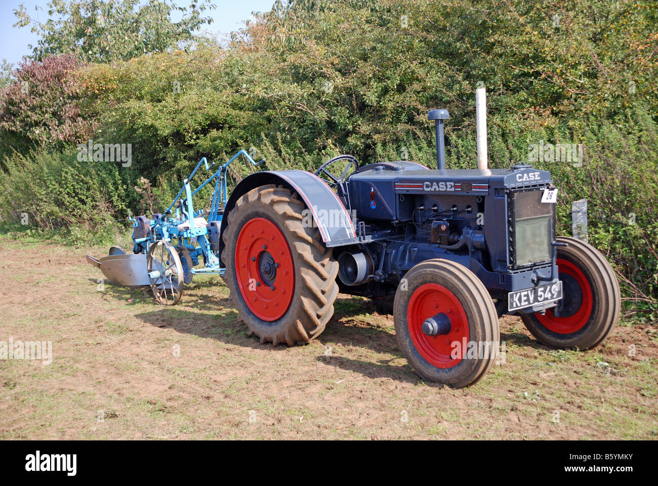 Oldtimer Fall Modell C-Traktor und Pflug Pflüger Paul Wylie Registrierung Nummer KEV 549 C Modell Traktoren wurden aus produziert. Stockfoto