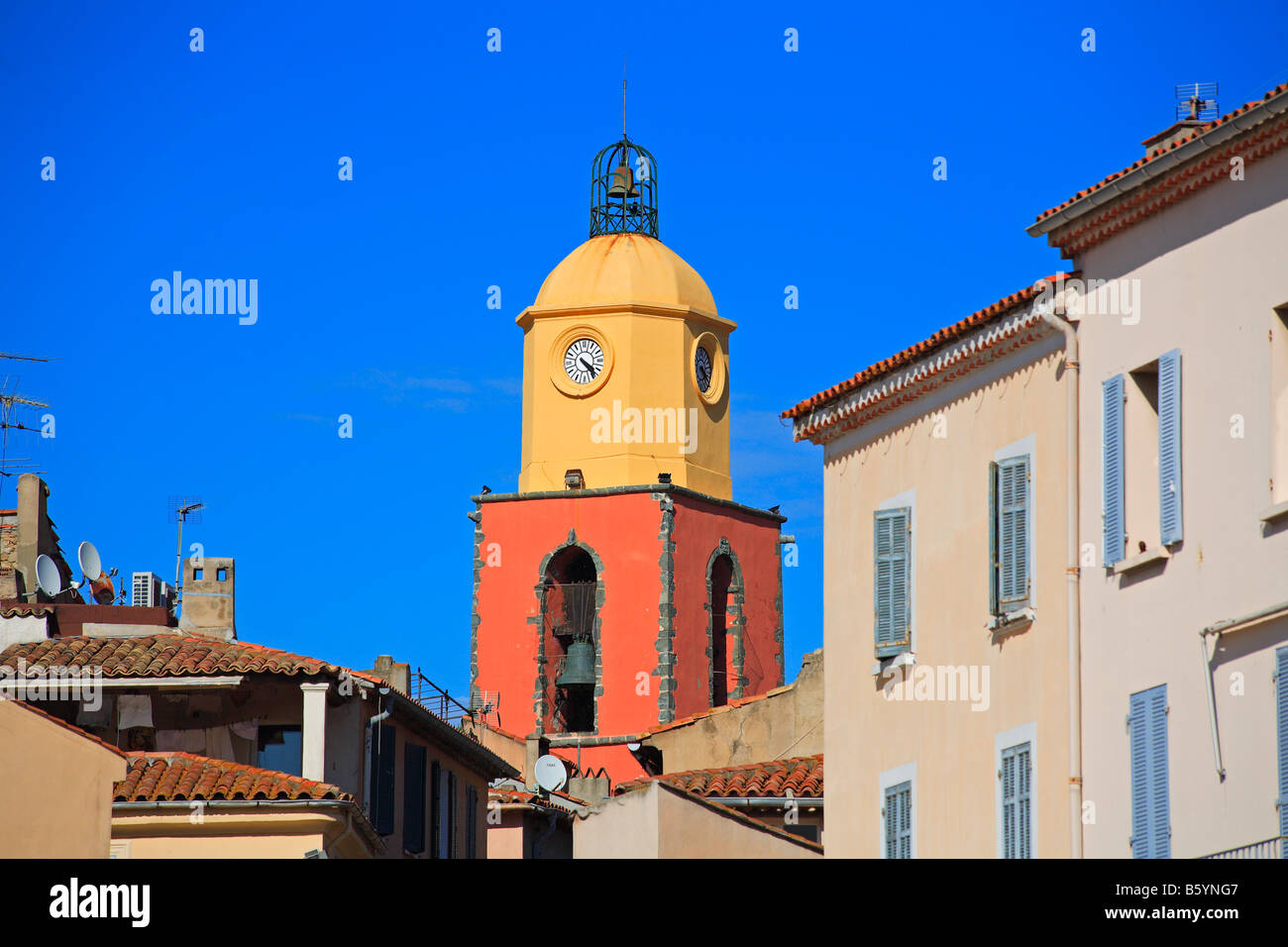 Bunte Häuser und gelben Kirche Turm in St Tropez, Frankreich Stockfoto