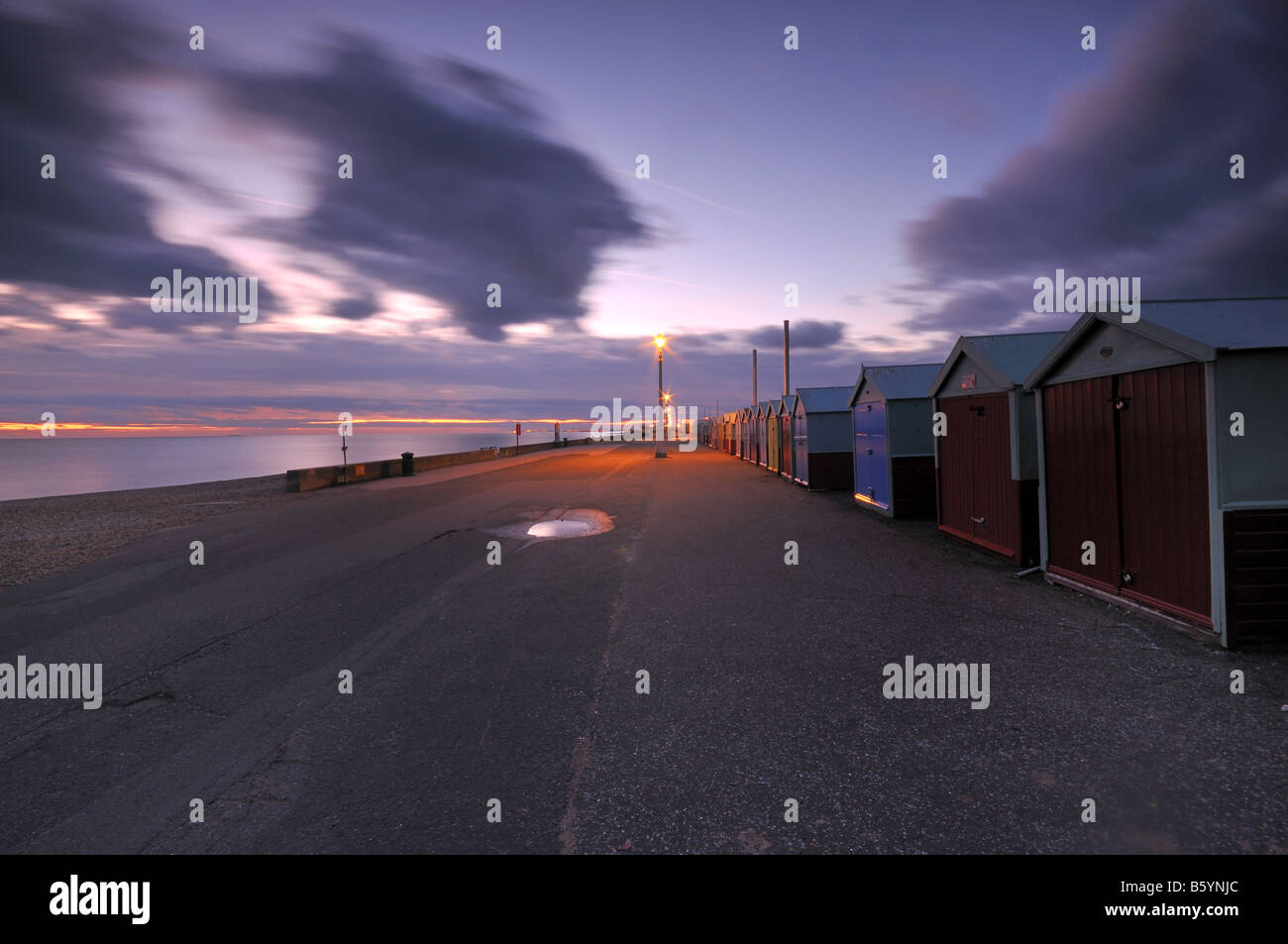 Hove direkt am Meer an der Dämmerung, East Sussex, England Stockfoto