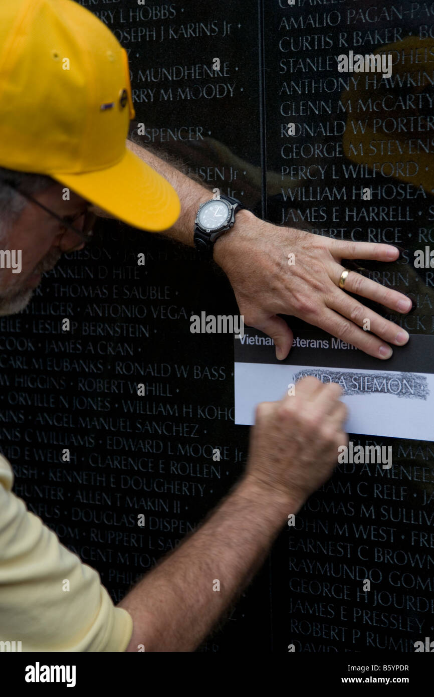 Park Ranger kratzen Name eines toten Soldaten auf Papier in der Vietnam-Veteran Memorial Wall in Washington, D.C. Stockfoto