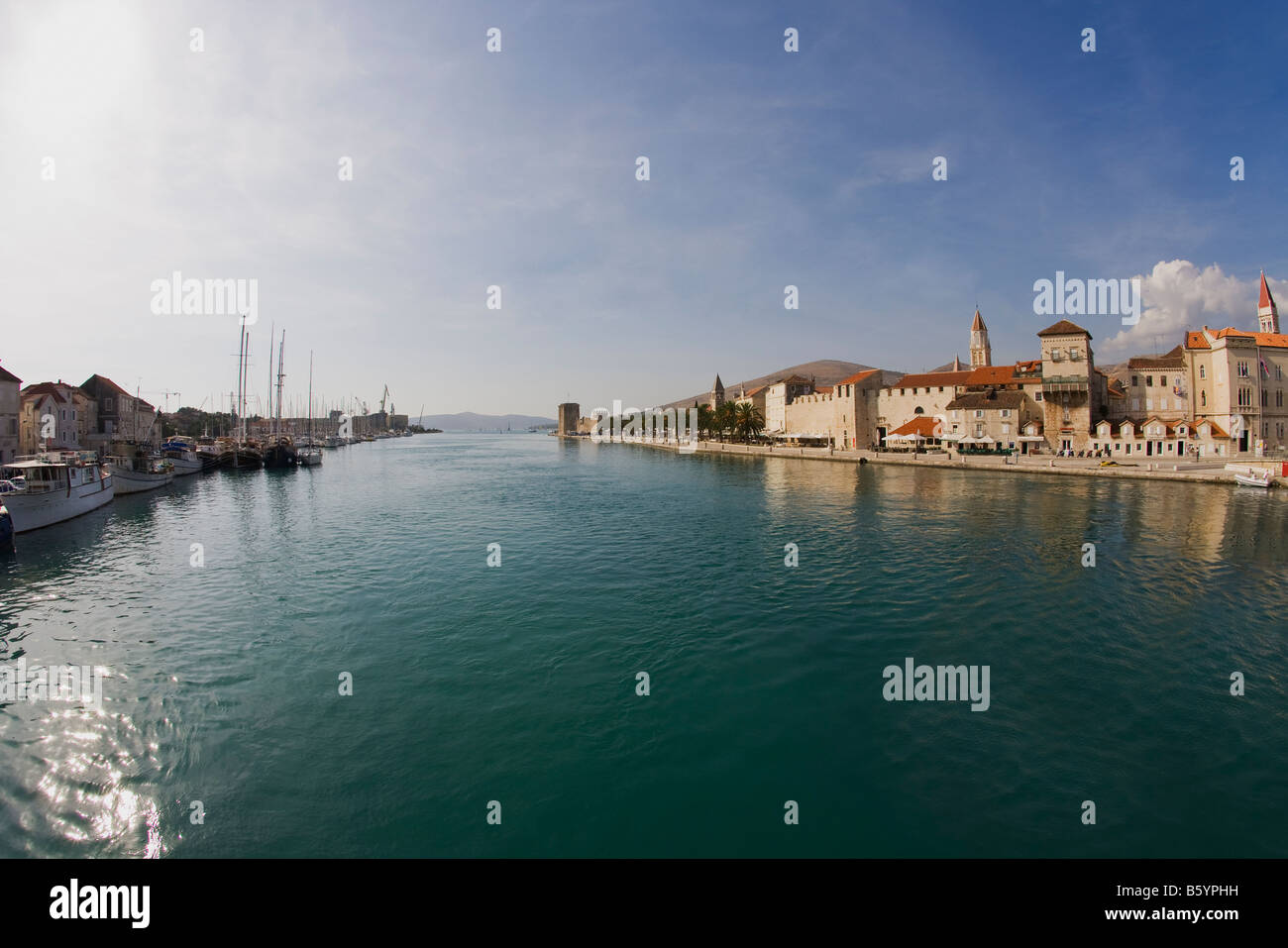Uferpromenade von Trogir Hafen Hafen an der dalmatinischen Küste von Kroatien Dalmatien Stockfoto