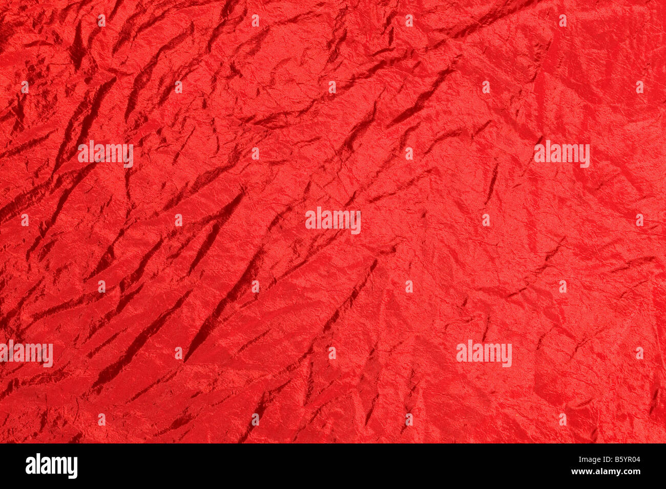 Faltige crimson red satin Hintergrundtextur Stockfoto