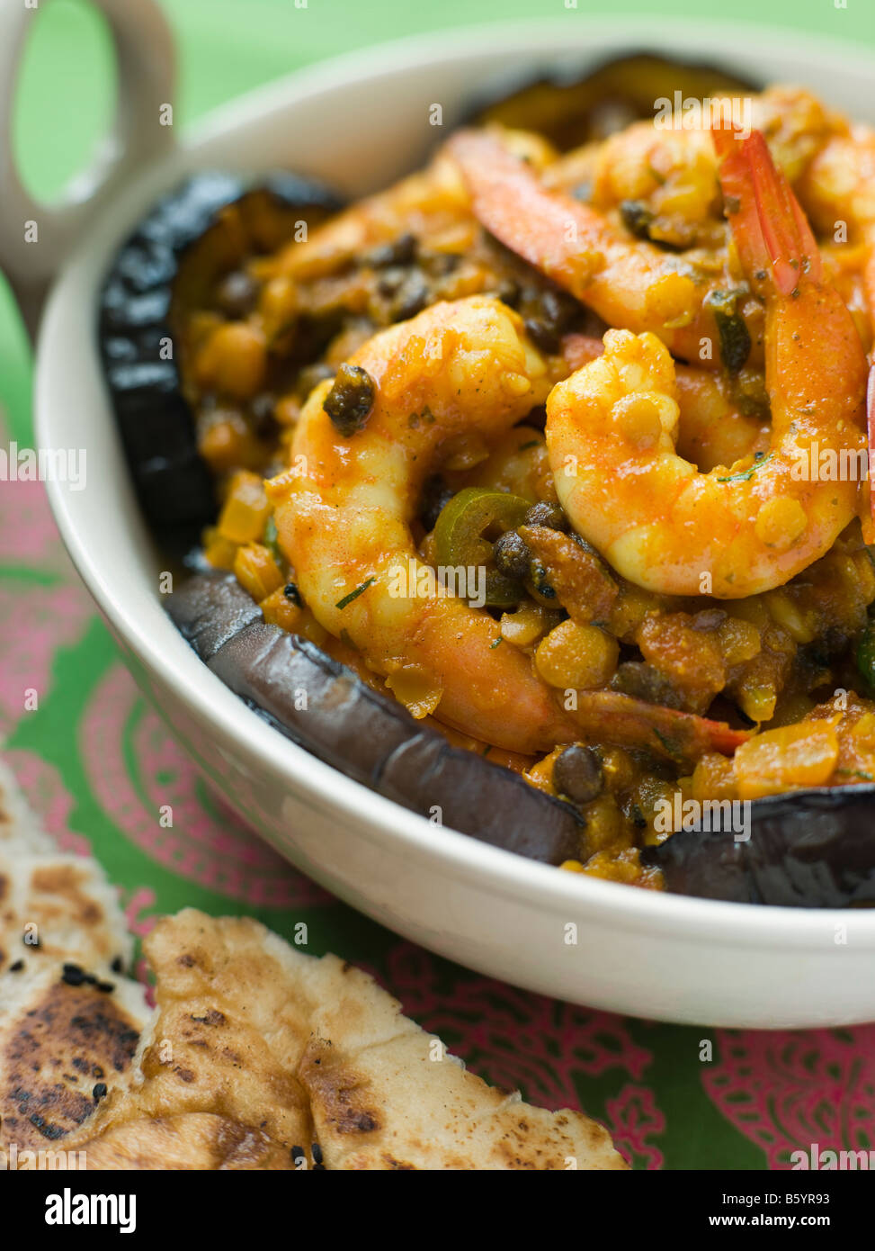 Schale der Garnelen Dhansak mit Naan-Brot Stockfoto