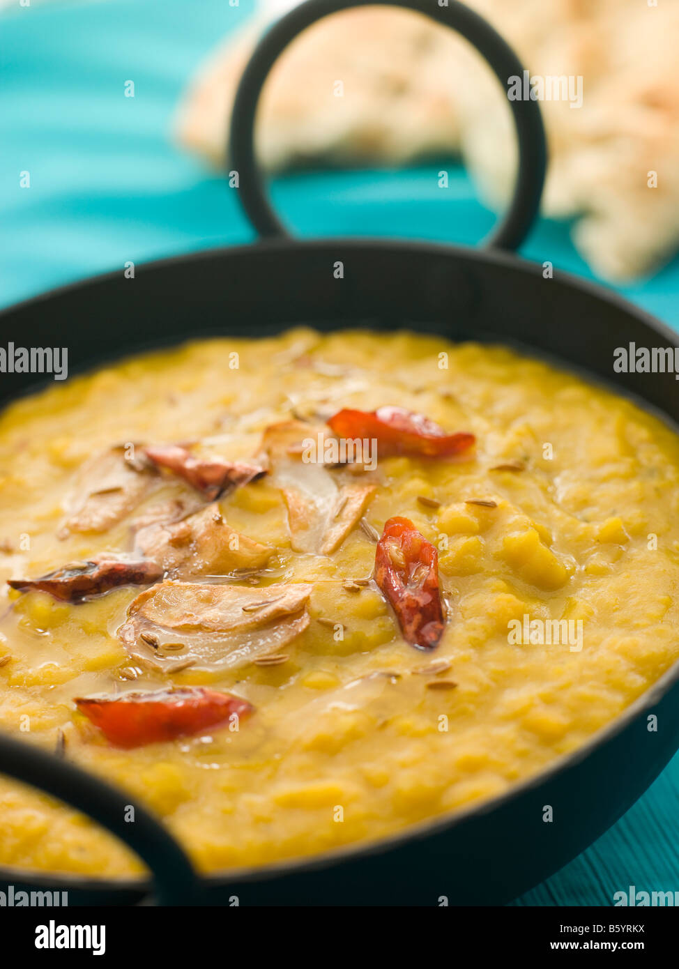 Karai Gericht von Tarka Dhal mit Naan-Brot Stockfoto