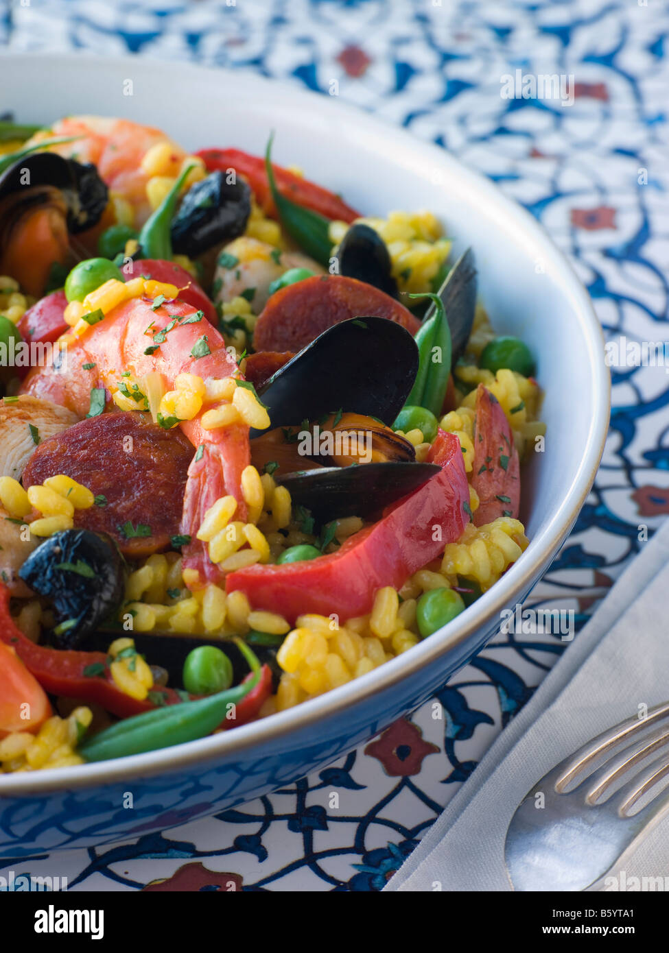 Schüssel mit Paella Stockfoto