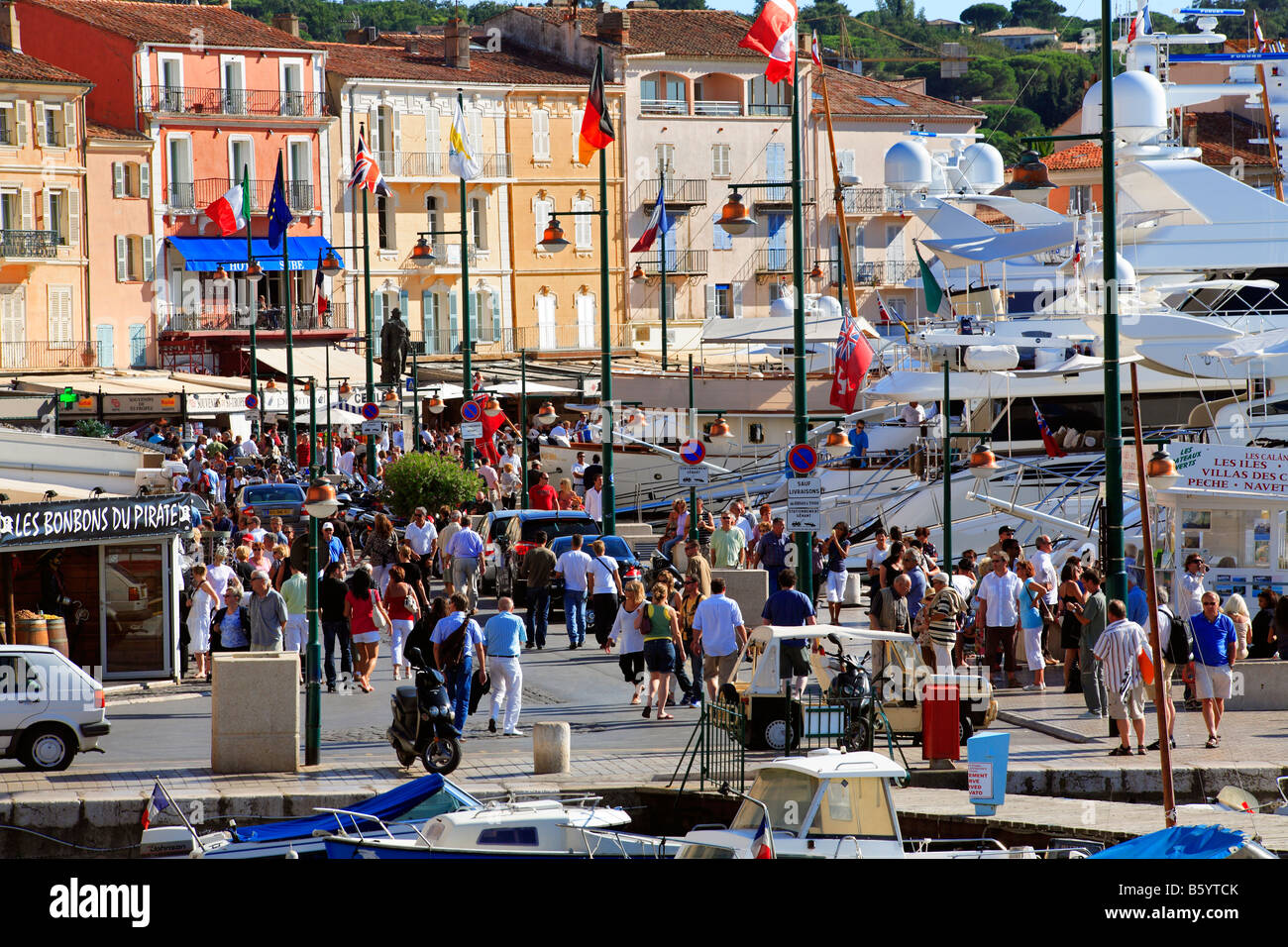 Menschen im Hafen von St. Tropez, Côte d ' Azur, Südfrankreich Stockfoto