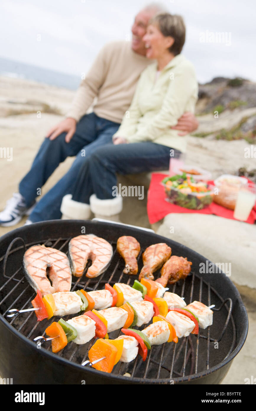 Paar auf einem Grill kochen Stockfoto
