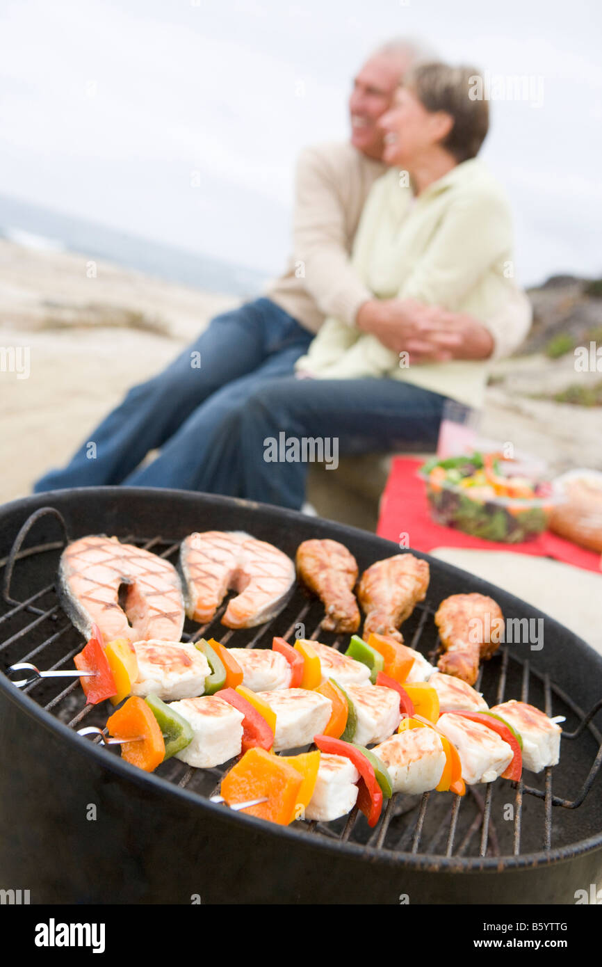 Paar auf einem Grill kochen Stockfoto