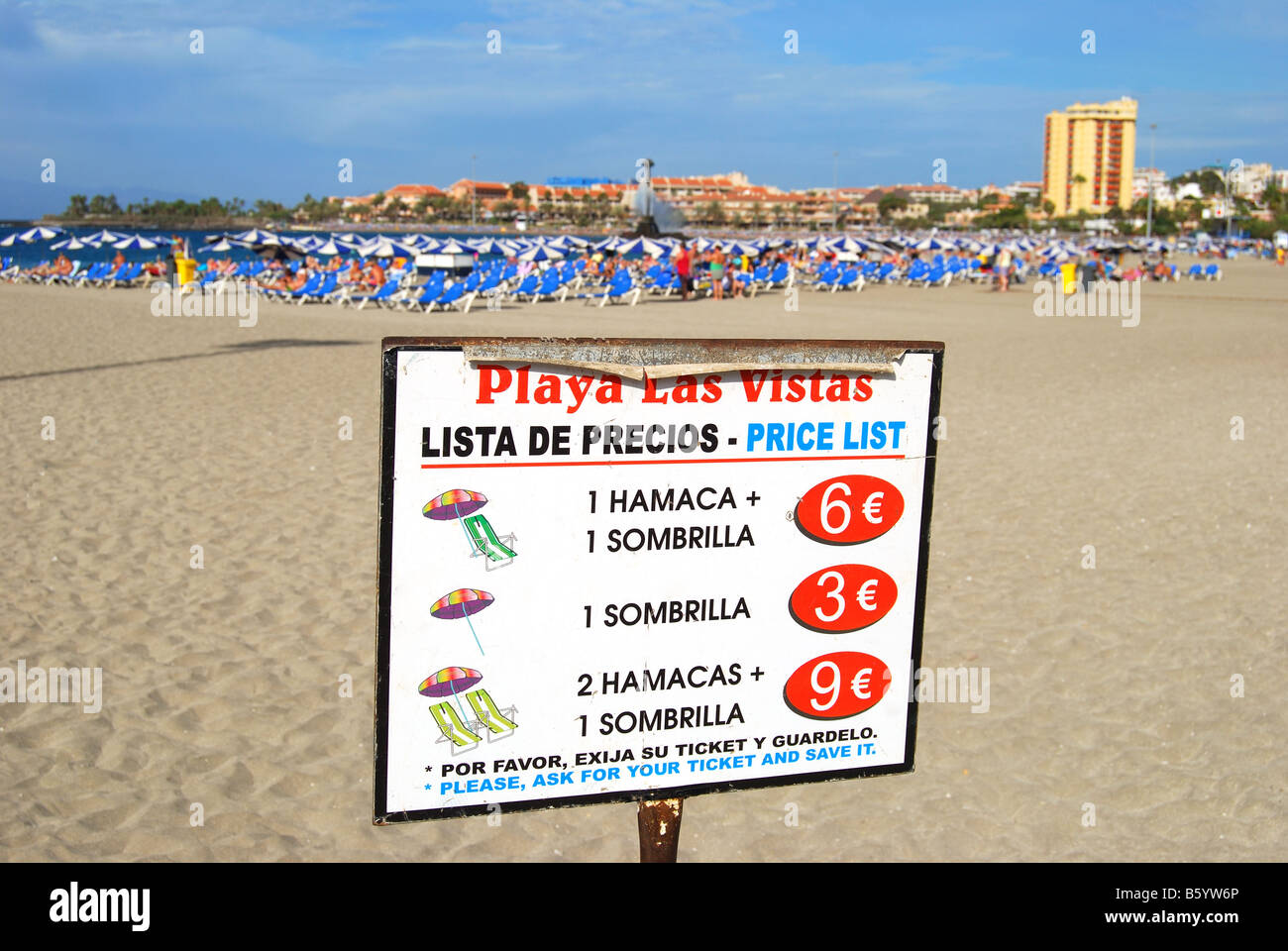 Liegestuhl am Strand, Playa Las Vistas, Los Cristianos, Teneriffa, Kanarische Inseln, Spanien unterzeichnen Stockfoto