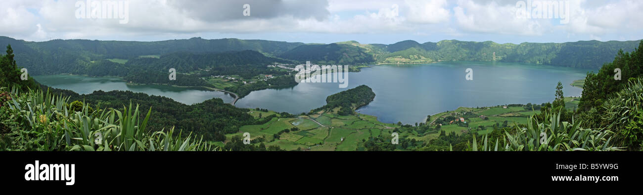 Panoramablick über die Seen Lagoa Verde und Lagoa Azul und die Stadt von Sete Cidades, São Miguel, Azoren, Portugal Stockfoto