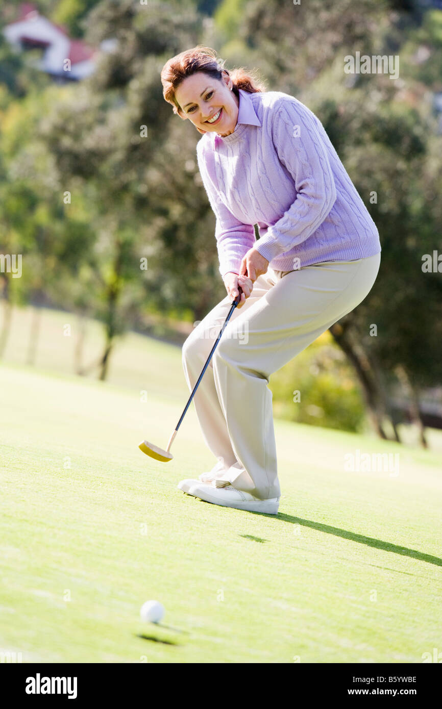 Frau spielt eine Partie Golf Stockfoto